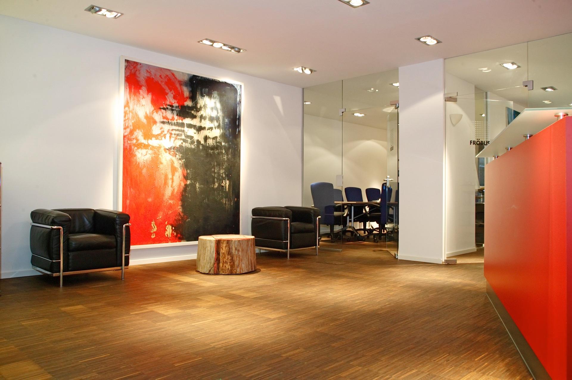 Loungebereich mit Parkett und roter Wand