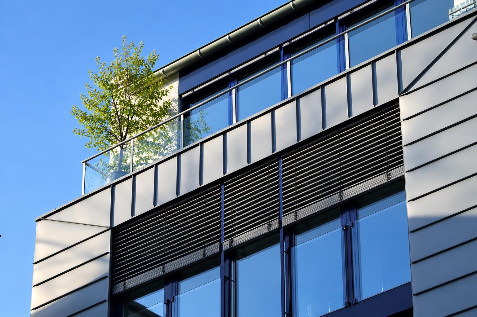 Dachterrasse am modernen Gebäudeteil